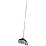 Løvrive i plastik med træskaft. Hovedbredde 37 cm.