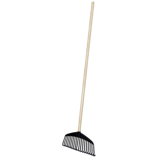 Løvrive i plastik med træskaft. Hovedbredde 37 cm.