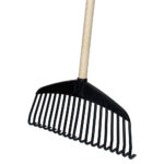 Løvrive plastik hoved med træskaft. 37 cm bred.