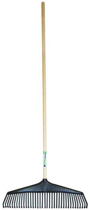 Løvrive i plastik med træskaft. Hovedbredde 64 cm.