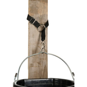 HorseGuard nylon strop rundt om pæl, med holder til spand.
