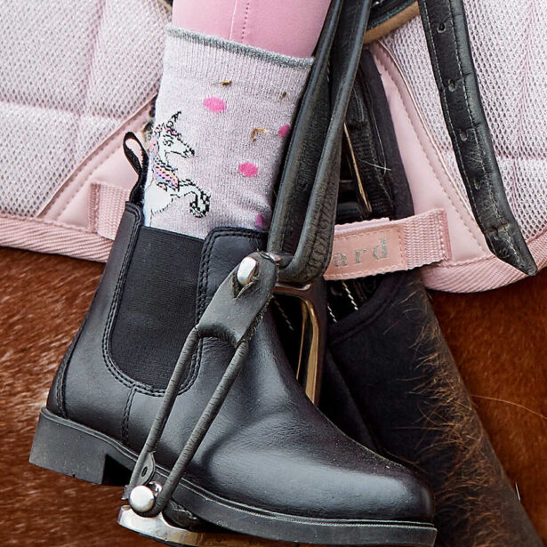 Equipage kenna ridestrømpe lyserød med enhjørning. Børnestøvle i stigbøjle på hest.