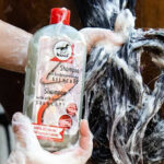 Leovet Silkcare Shampoo skummet op i hestens hale.