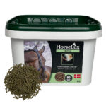 HorseLux Biotin hvid spand med grønt låg og pillebunke foran.