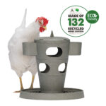 Snacktårn til høns i genbrugsplast.